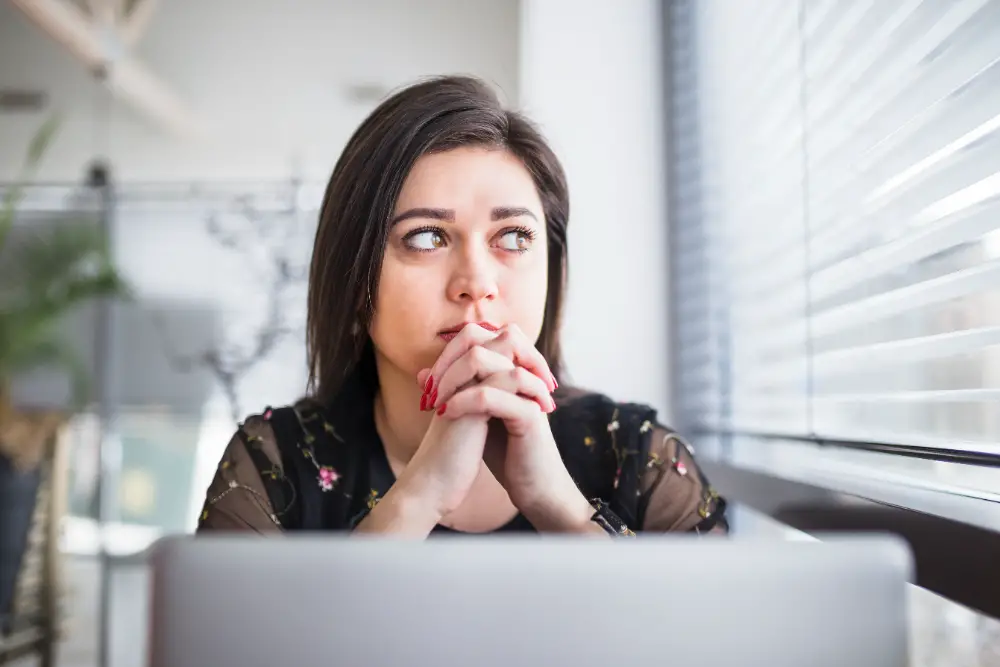 Jovem planejando o futuro e avaliando como sua mentalidade afeta os investimentos