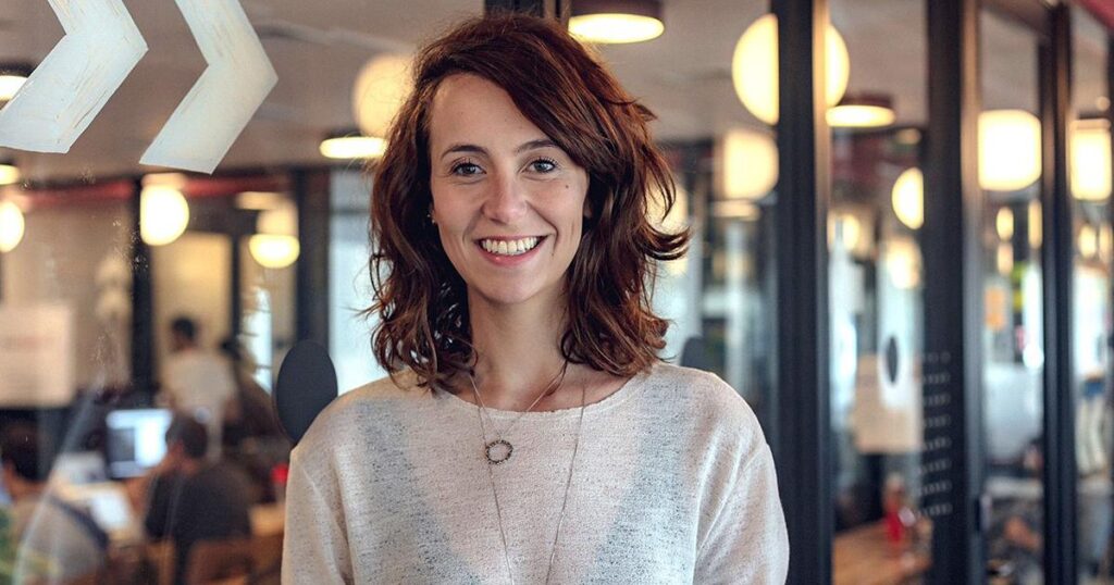 Camila Achuttiapresentando um pitch estratégico, refletindo seu modelo de negócio construído após muitas dúvidas