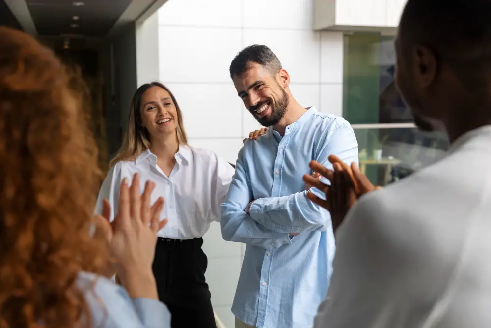 Reunião no escritótrio utilizando técnicas de gestão de equipe e escuta ativa
