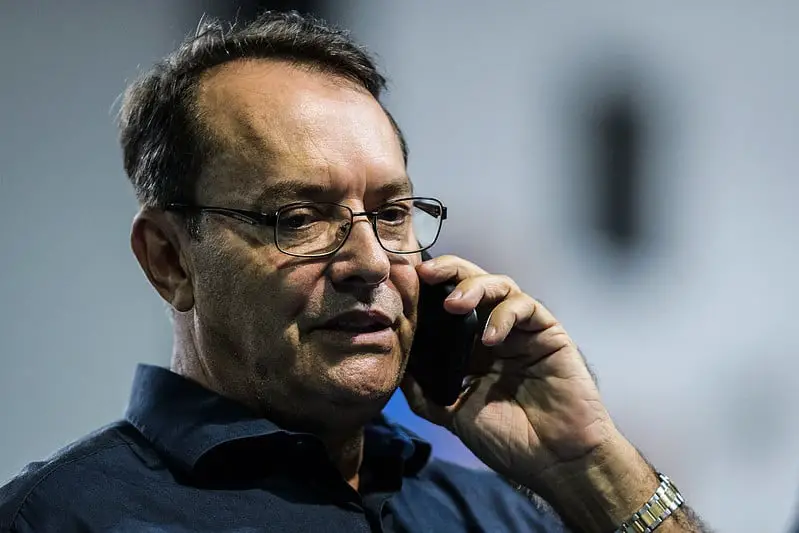 Caminho sinuoso em meio à natureza representa as histórias de sucesso com pausas estratégicas