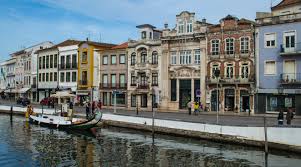 Canais e casas coloridas de Aveiro, símbolo de um dos mais belos destinos tranquilos em Portugal