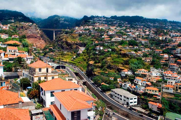 Paisagem montanhosa e costeira do Funchal, um dos principais lugares para morar bem em meio à natureza