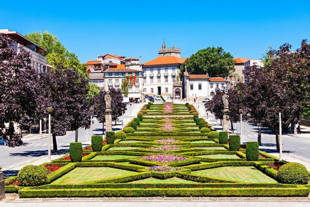 Praça central de Guimarães com arquitetura preservada, destacando-se entre as cidades felizes em Portugal