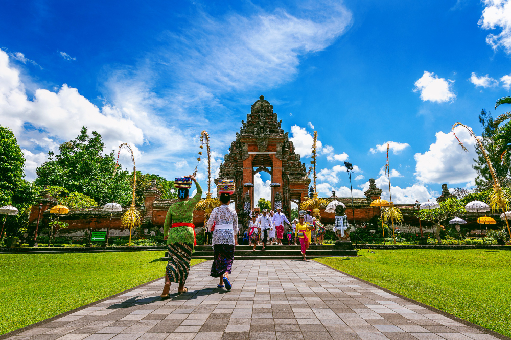 Paisagem de Bali com vegetação tropical e moradias locais, perfeita para brasileiros em busca de qualidade de vida no exterior com baixo custo.