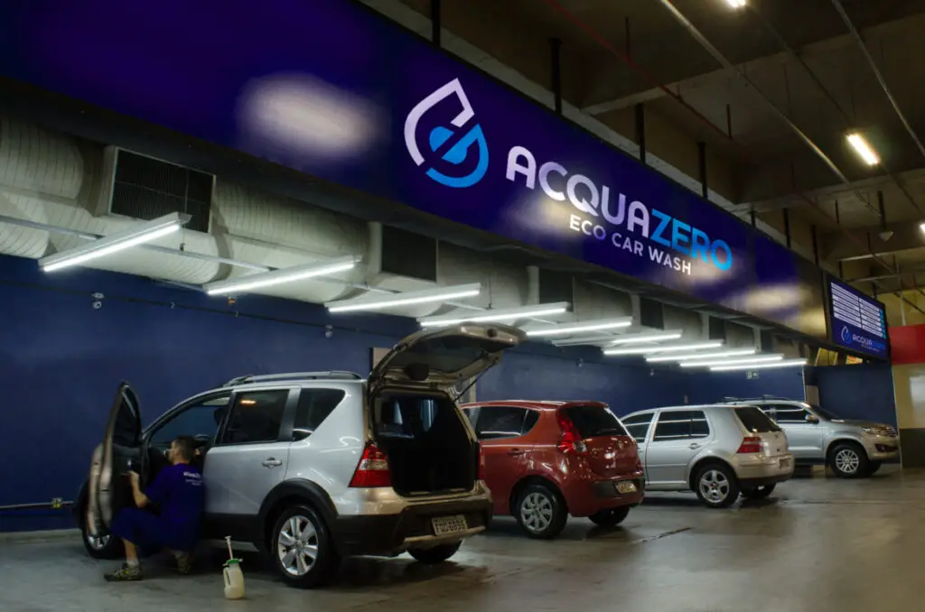 Empresário avaliando opções de franquias baratas para abrir em 20