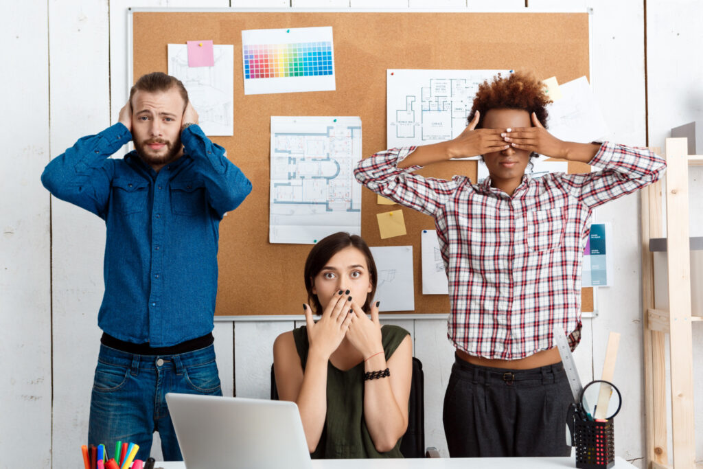 Equipe sobrecarregada lidando com tarefas mal distribuídas na empresa