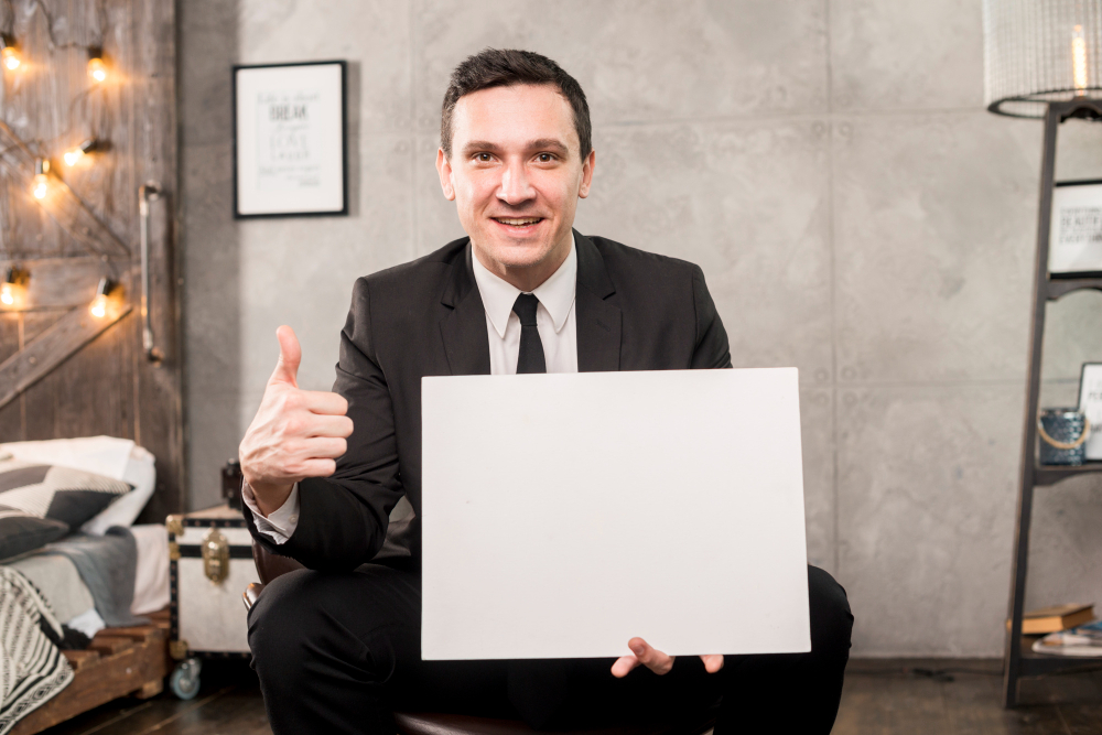 Pessoa refletindo sobre seus investimentos enquanto analisa gráficos no computador.
