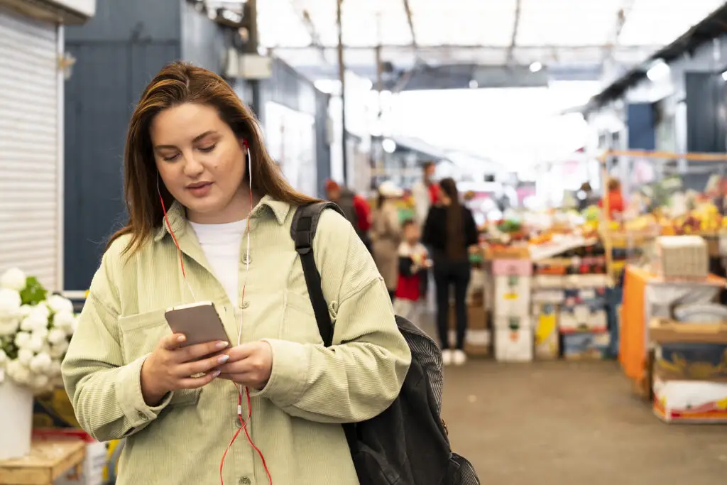 mulher no mercado representando economizar nas compras com consciência e foco no essencial