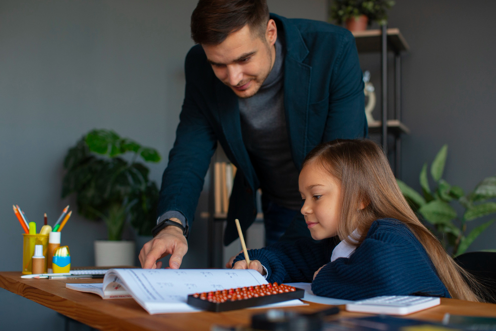 Criança segurando cofrinho com a mãe explicando sobre educação financeira infantil