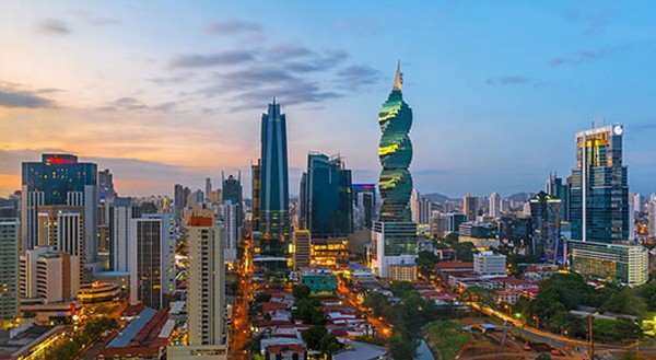Vista aérea da Cidade do Panamá com seus arranha-céus modernos, destacando infraestrutura sólida para viver fora do Brasil.