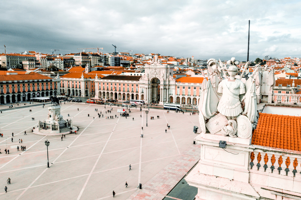 Cena tranquila das ruas de Lisboa com bondes e construções históricas, ótima opção para quem deseja morar no exterior com familiaridade cultural.