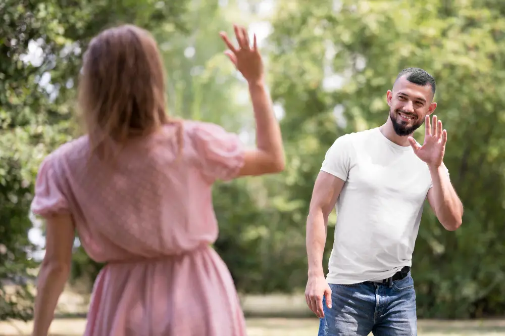 Casal inclinado um para o outro durante conversa animada