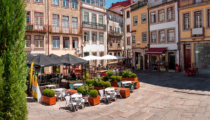 Ruas tranquilas e arborizadas de Viseu, cidade reconhecida pela alta qualidade de vida em Portugal
